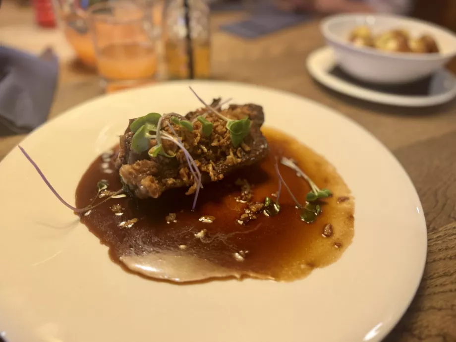 Rindfleisch auf Wein