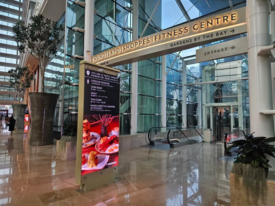 Eingang vom Hotel zum Einkaufszentrum