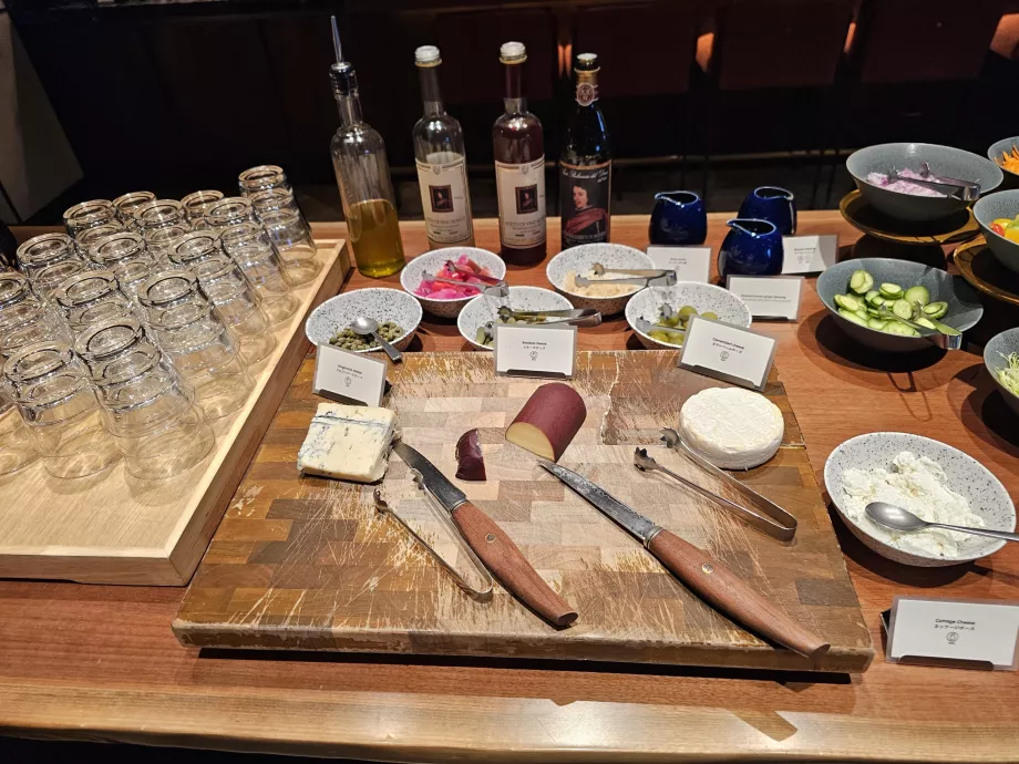 Frühstück - Käse, Oliven und Öle