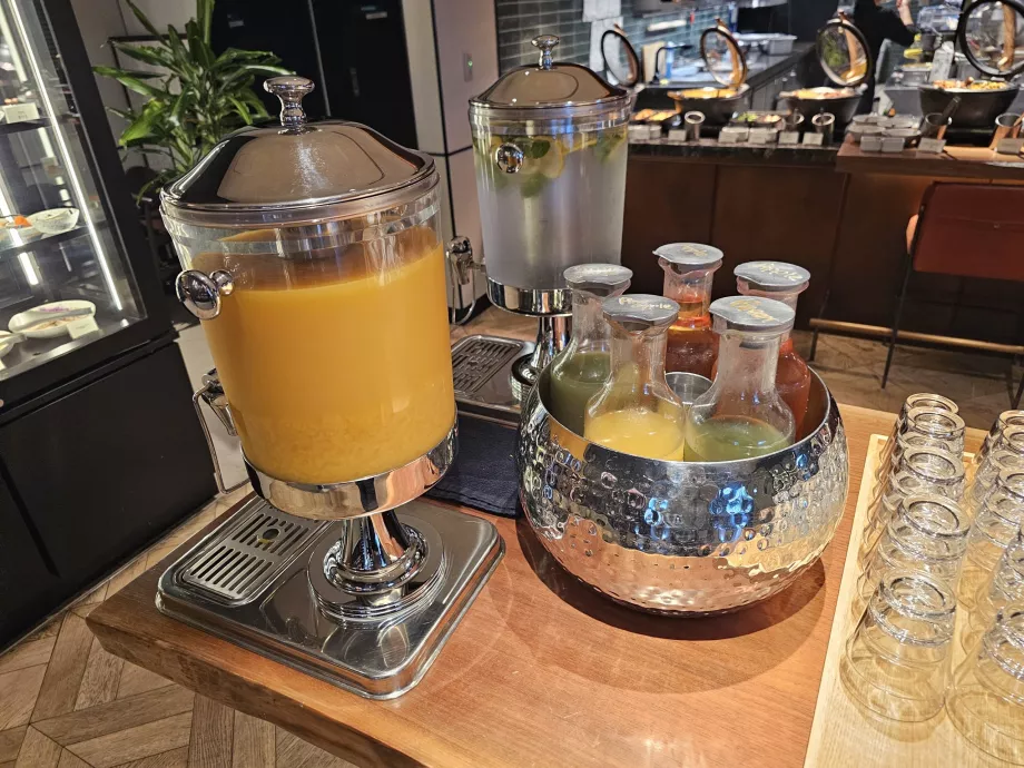 Frühstück - Säfte und Wasser