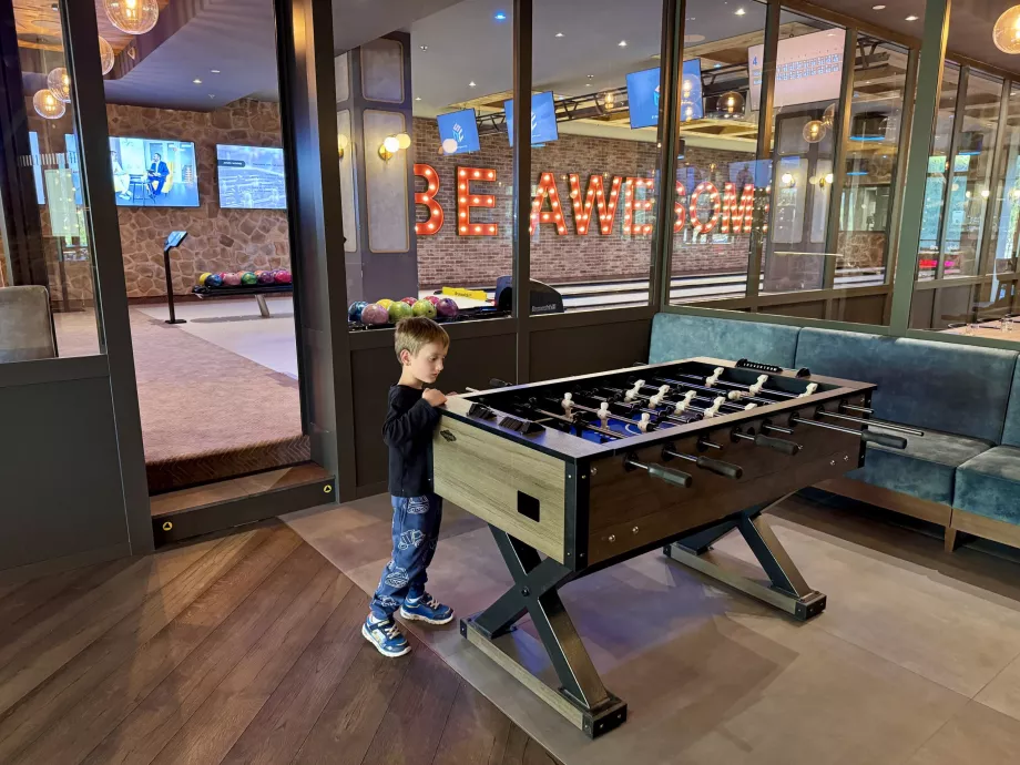 Tischfußball und Bowling in Snowbeer