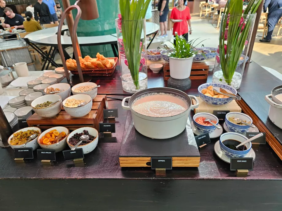 Frühstück im Restaurant Rise