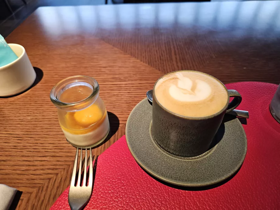 Frühstück - Cappuccino und Joghurt