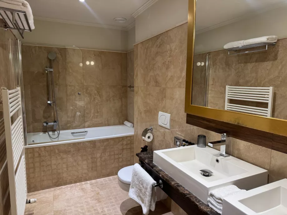 Badezimmer in der Junior-Suite
