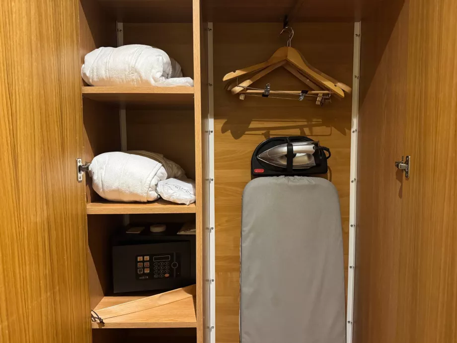 Bügeleisen, Bademäntel und ein Safe