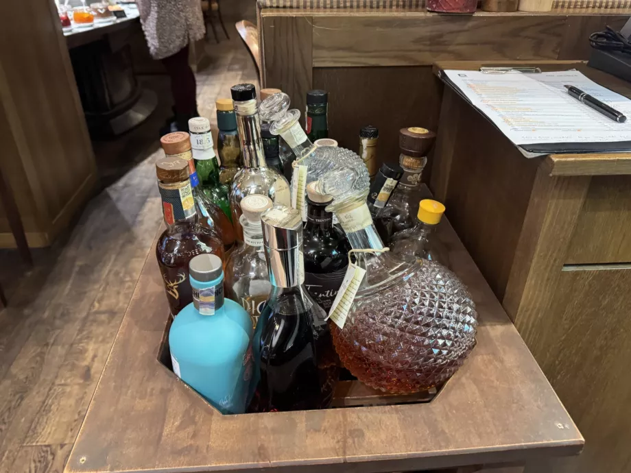Frühstück, eine große Auswahl an alkoholischen Getränken