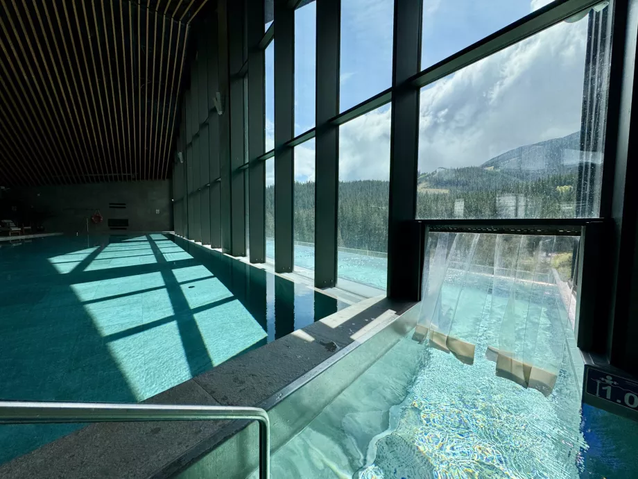 Eingang zum Außenbereich des Schwimmbads
