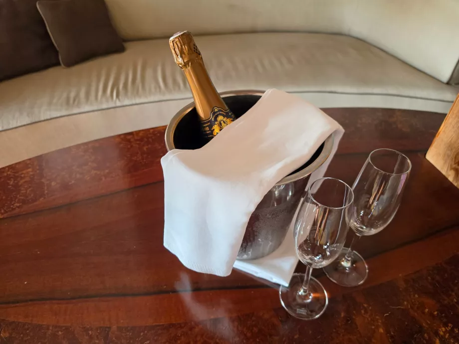 Eine Flasche Sekt als Willkommensgeschenk des Hotels
