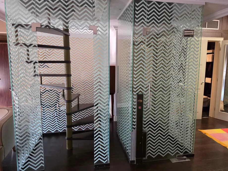 Treppe und Aufzug zwischen dem Wohnzimmer und dem Schlafzimmer