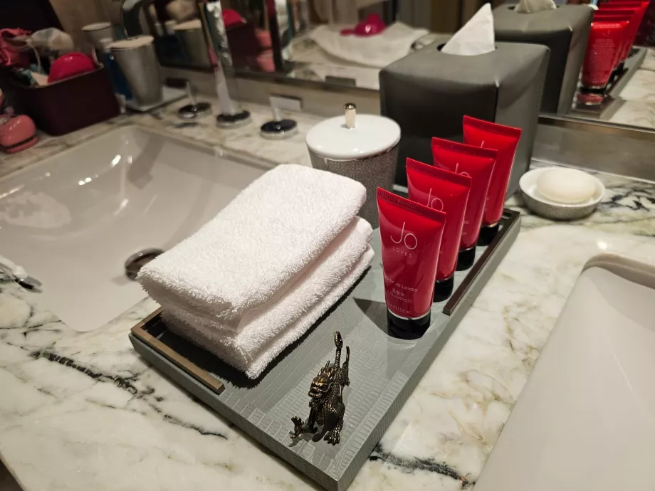 Jo's Shampoos und Cremes auf dem Zimmer