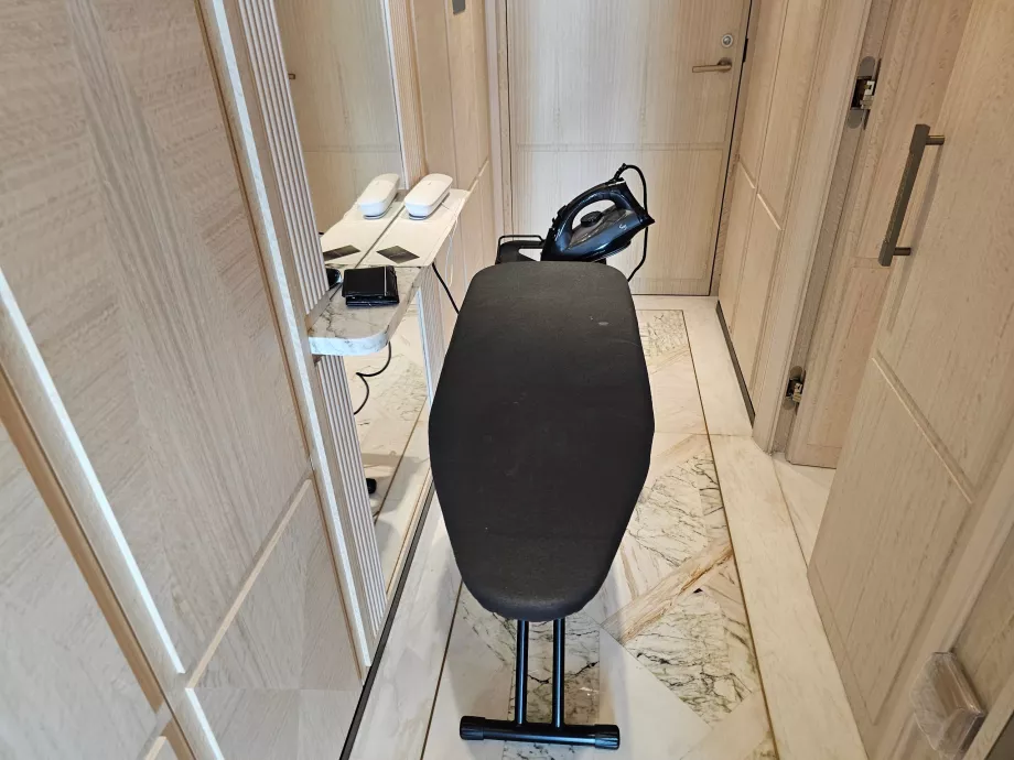 Bügelbrett im Zimmer