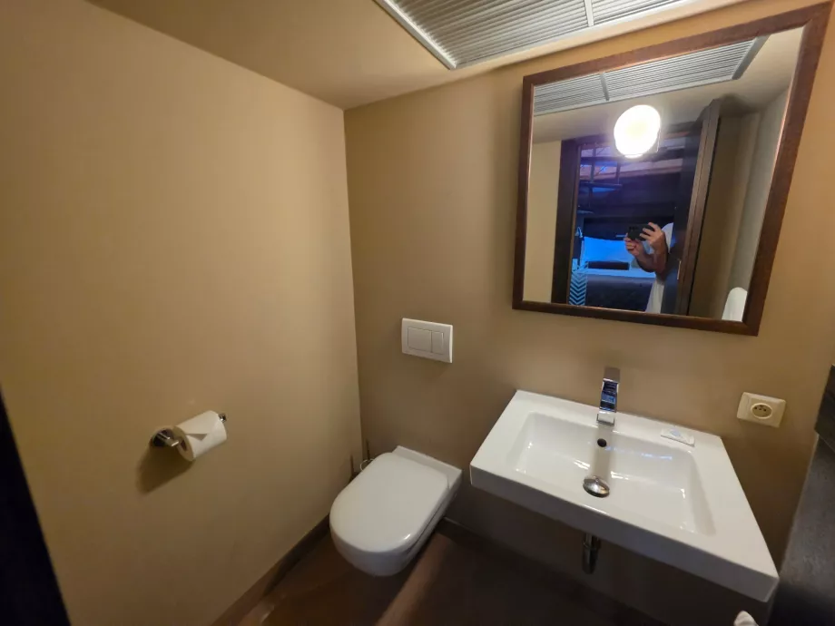 Eine Toilette im Schlafzimmer