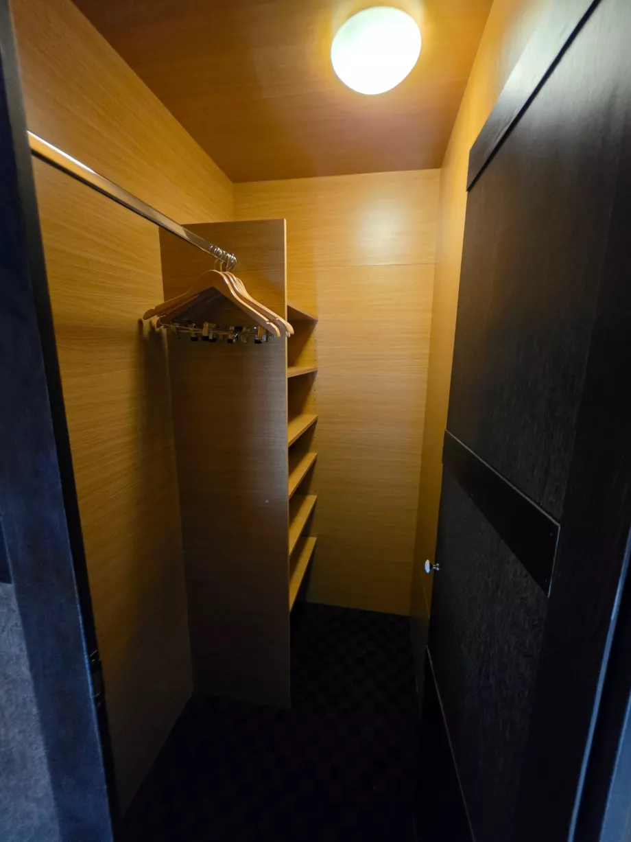 Kleiderschrank hinter dem Bett