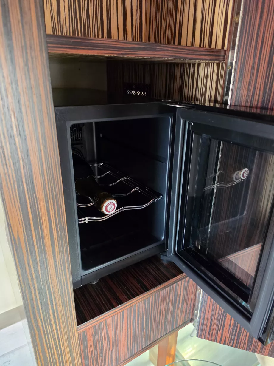 Ein Kühlschrank mit Sekt im Turm