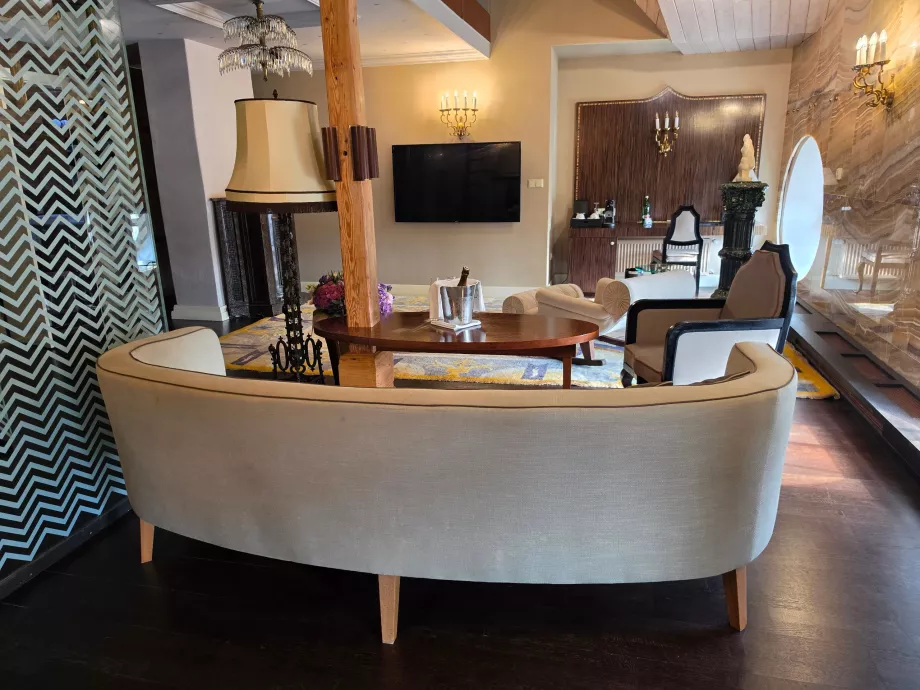 Wohnzimmer in der Onyx Tower Suite