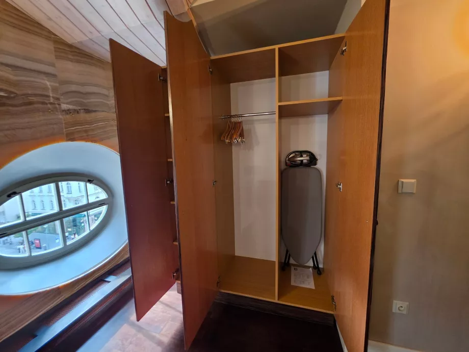 Kleiderschrank und Bügelbrett
