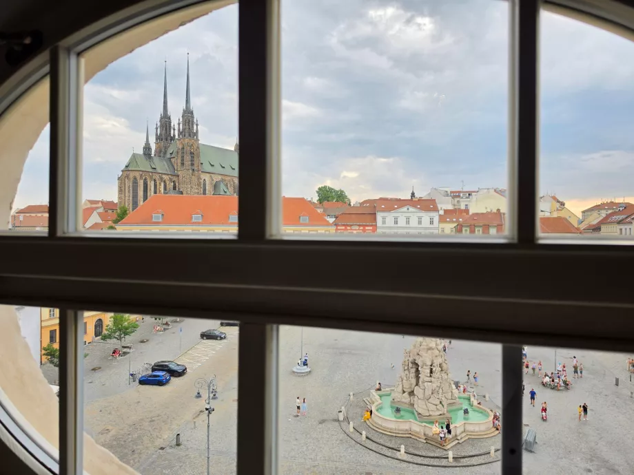 Blick durch das Fenster auf den Zelný trh
