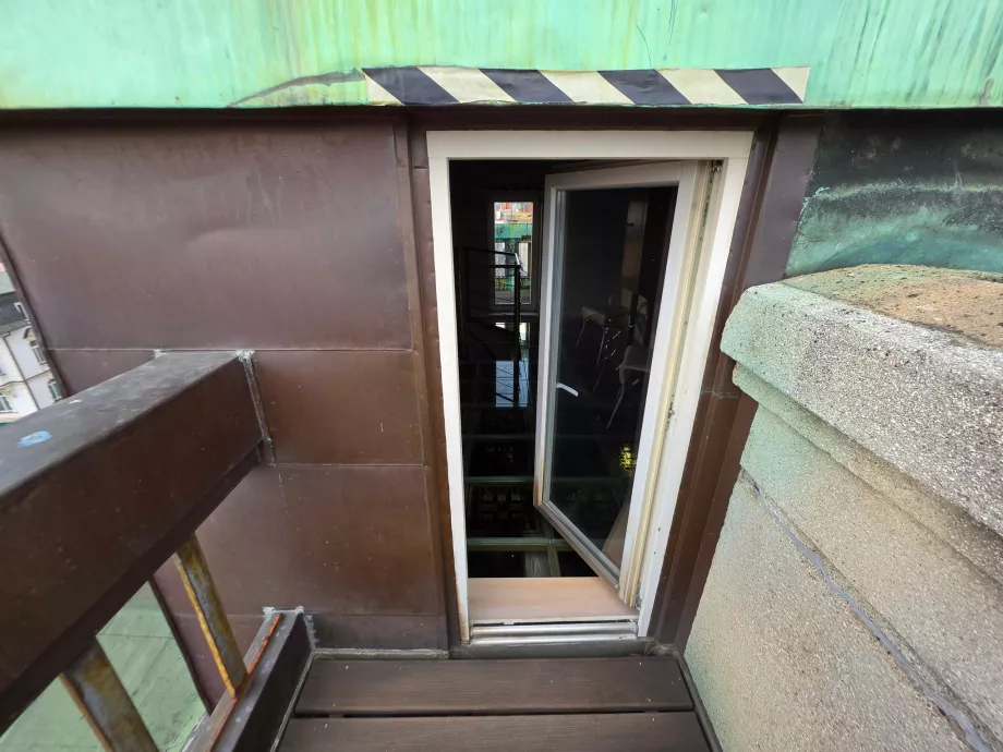 Die Tür vom Balkon, die zum Turm führt