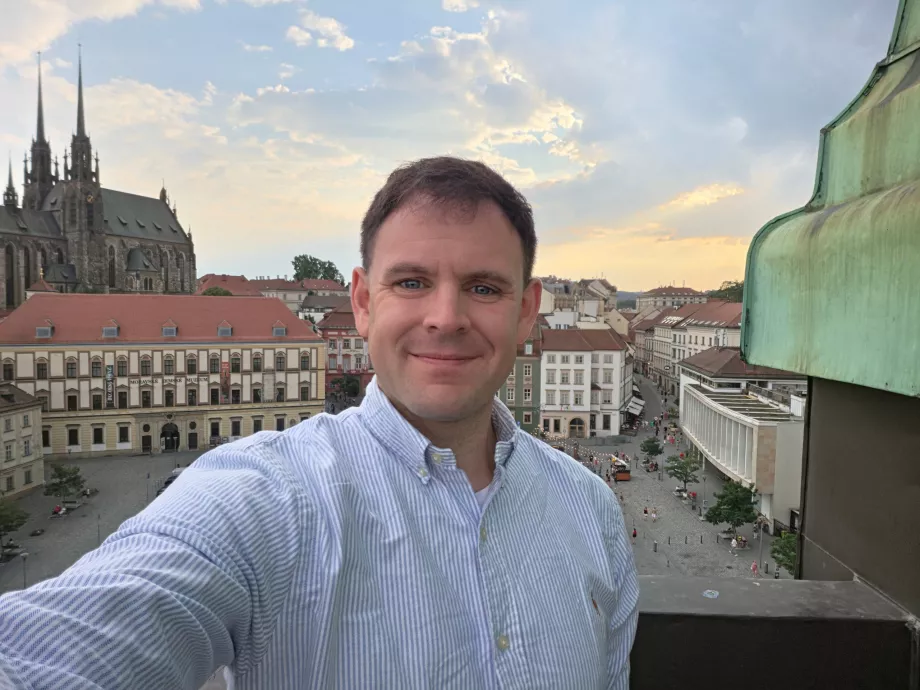 Ich auf dem Balkon im Turm