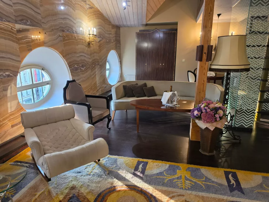 Wohnzimmer in der Onyx Tower Suite