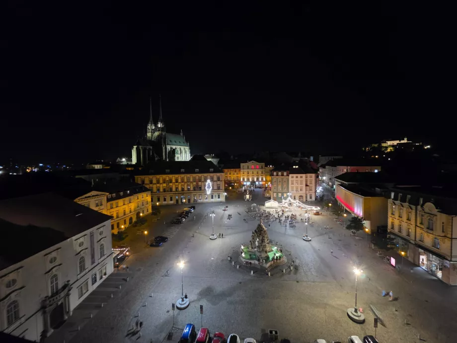 Ein nächtlicher Blick vom Turm am Zelný trh