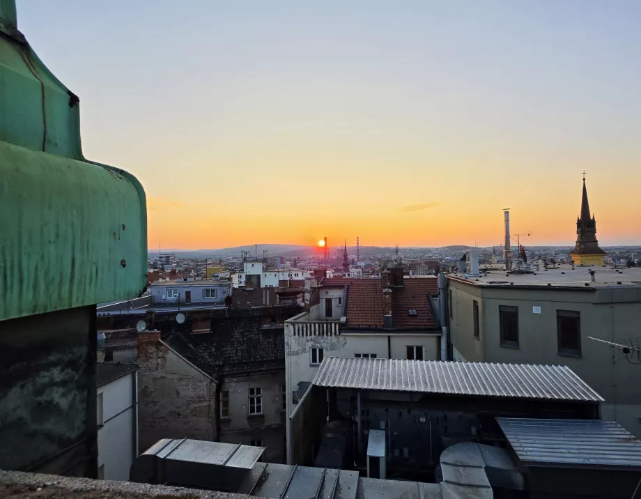 Sonnenaufgang über Brünn vom Balkon im Turm aus