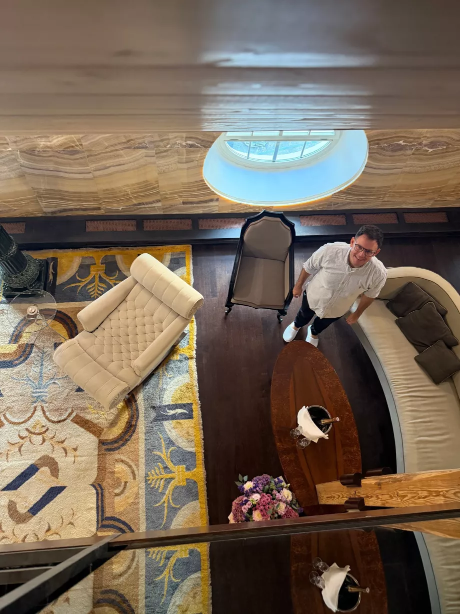 Ich im Wohnzimmer der Onyx Tower Suite