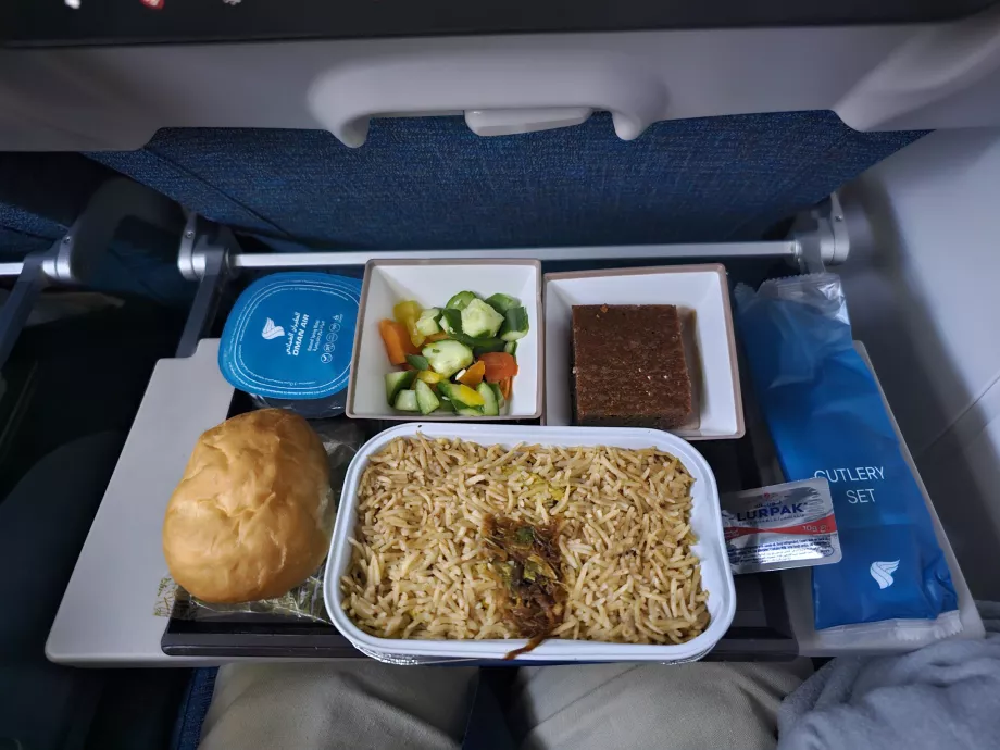 Abendessen auf dem Flug MCT-DAR