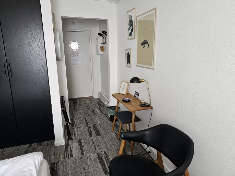Eintritt in ein günstiges Doppelzimmer