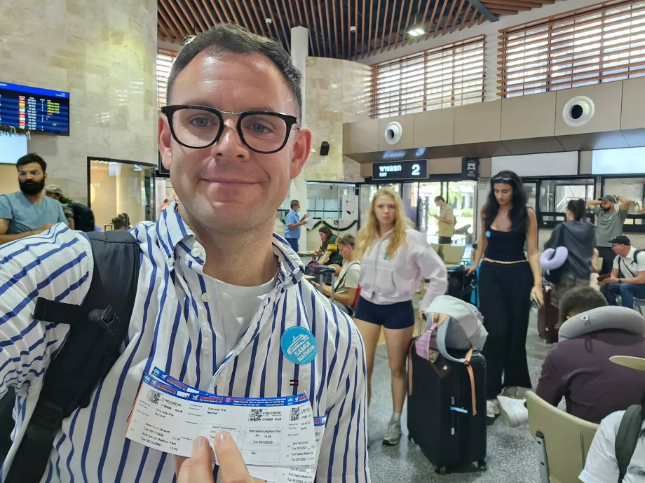 Ich mit Tickets für den Transfer Bus + Boot nach Koh Samui