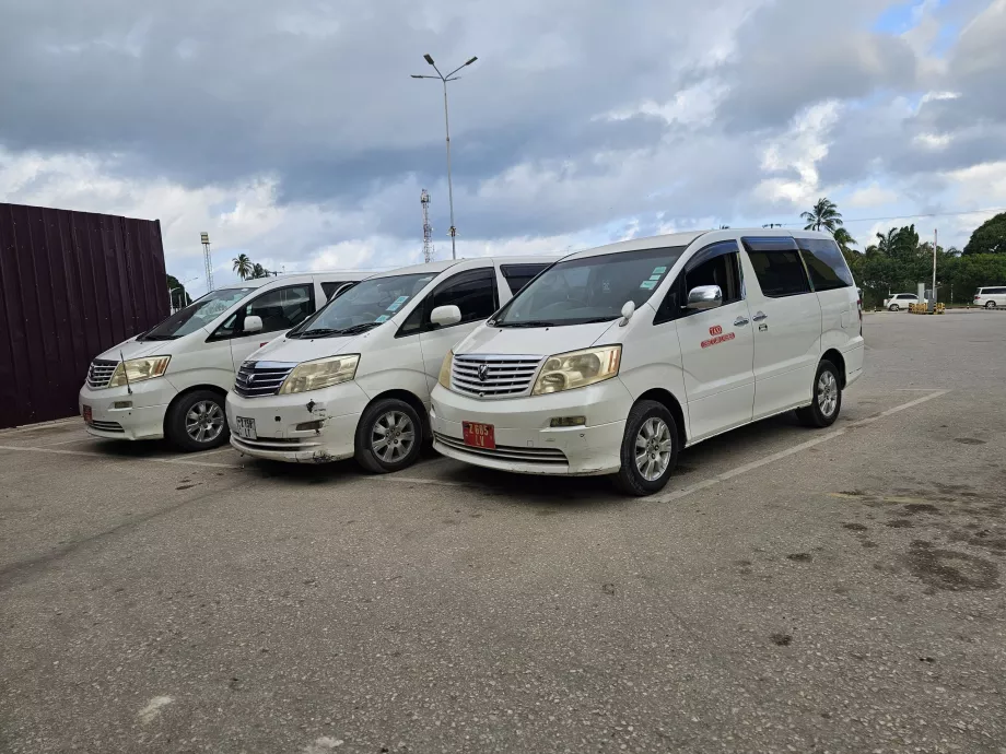 Taxi vor dem Terminal 2