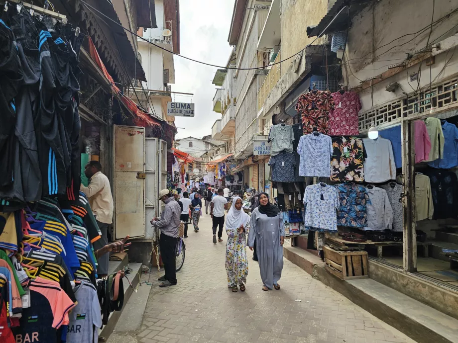 Darajani Souk, Kleidung zu verkaufen