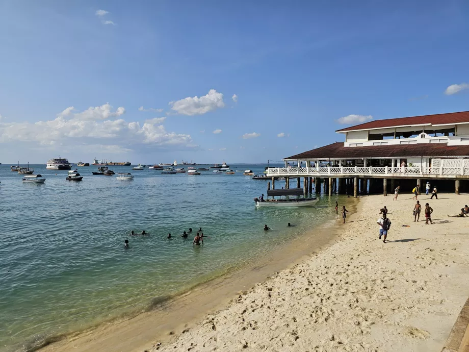 Strand und Restaurant an der Promenade von Forodhani