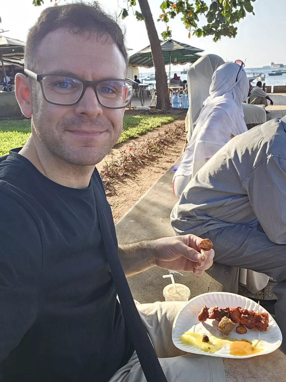 Ich beim Abendessen im Forodhani Park