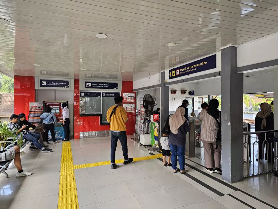 Fahrkartenschalter und Fahrkartenautomaten am Bahnhof