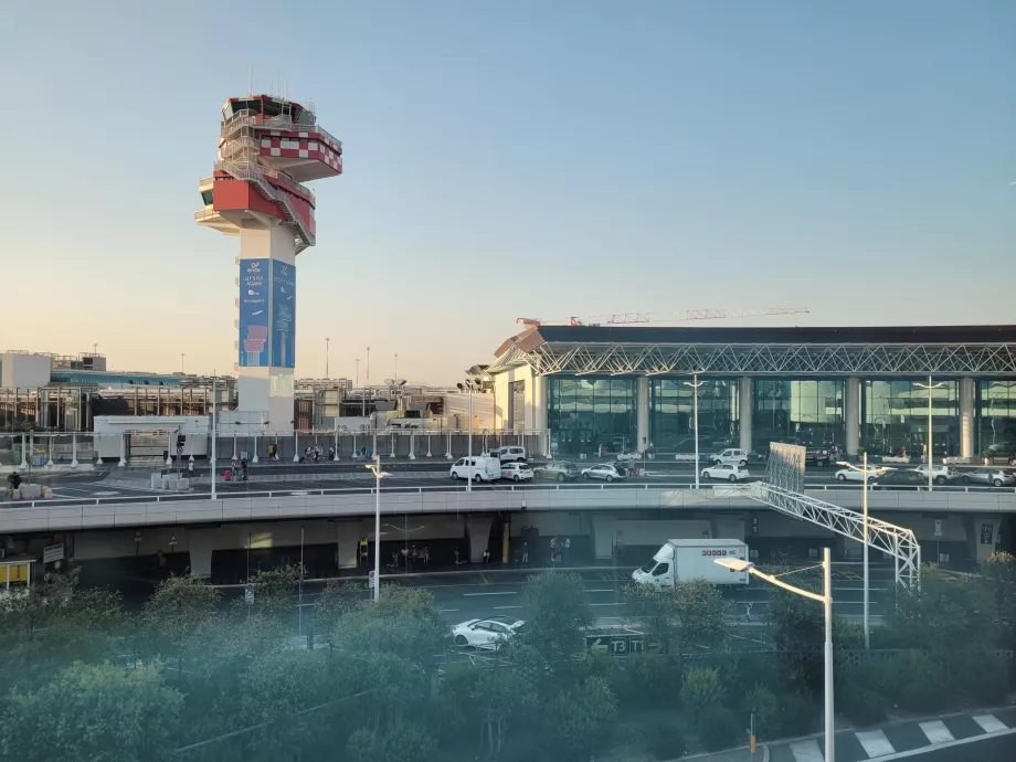 Kontrollturm am Flughafen FCO