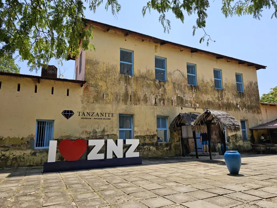 Prison Island, das Gefängnisgebäude mit dem Schild I love ZNZ