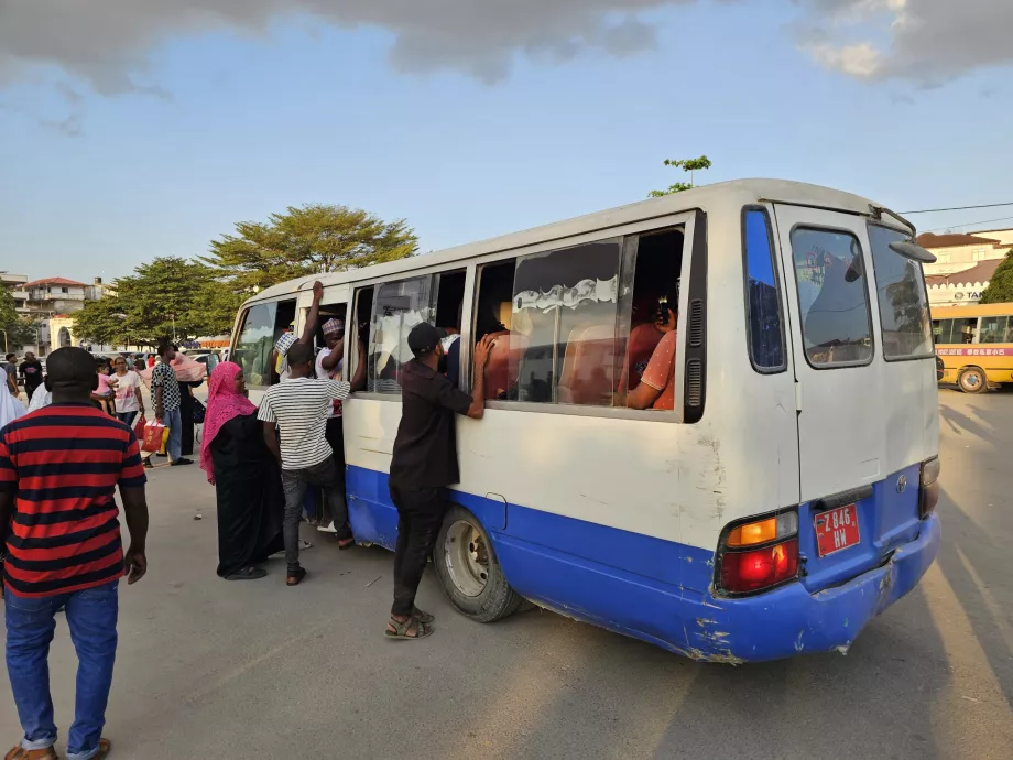 Ein überfüllter Bus gab