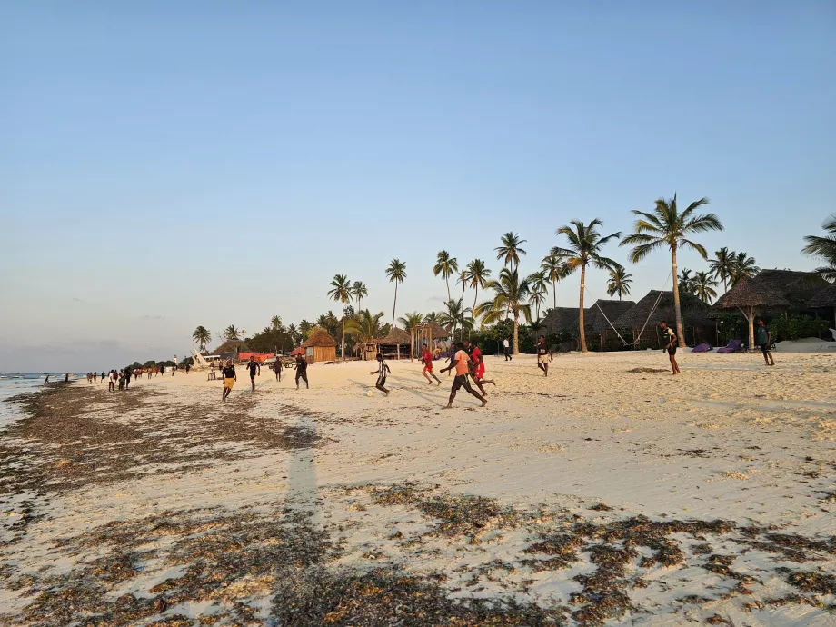 Fußballspielen am Strand von Nungwi