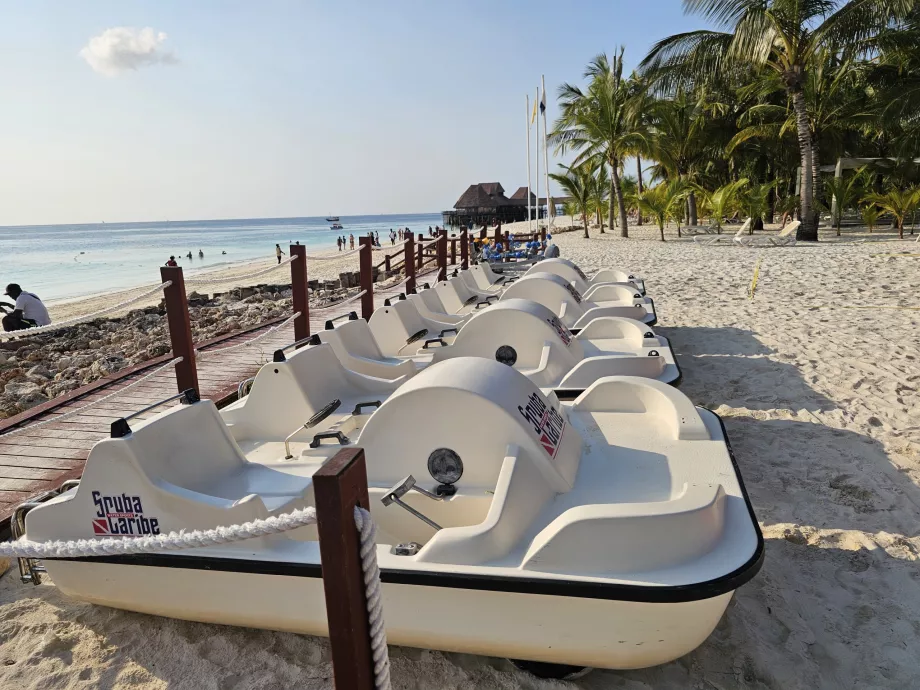 Tretbootverleih am Strand von Kendwa