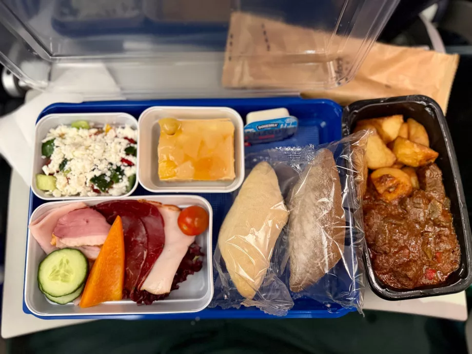 Abendessen an Bord der SCAT Airlines