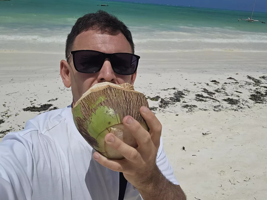 Ich trinke Kokosnuss am Strand von Paje