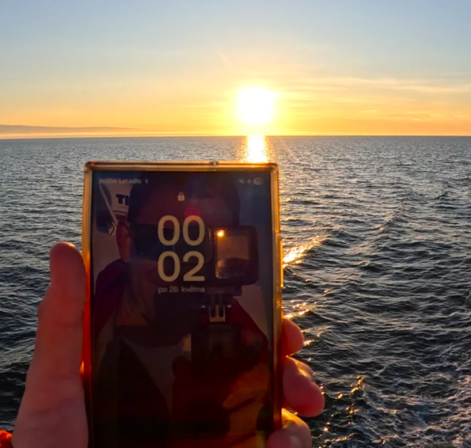 Mitternachtssonne vom Deck der Fähre aus