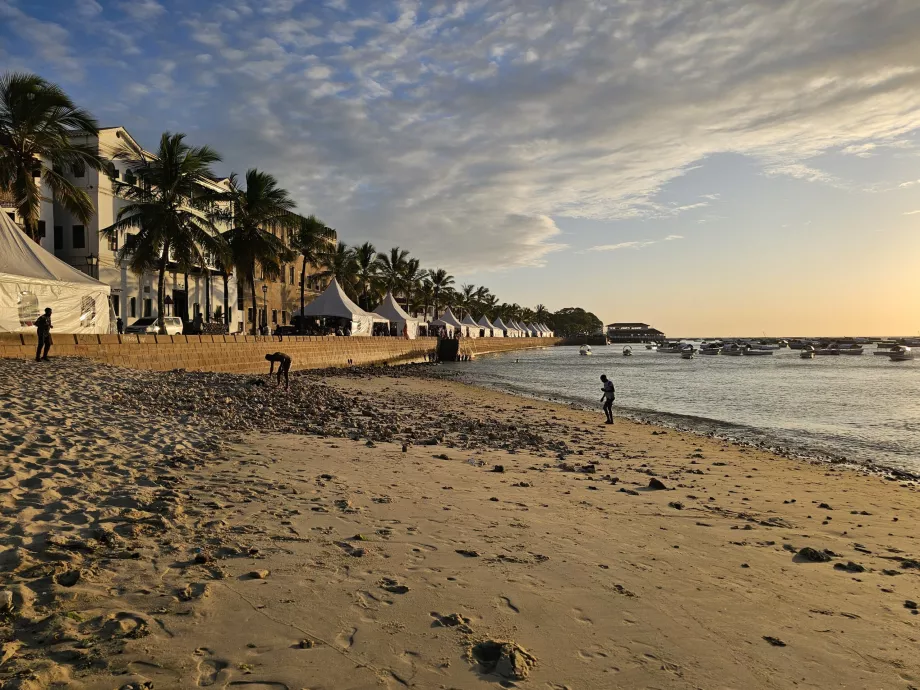 Strand an der Forodhani-Promenade
