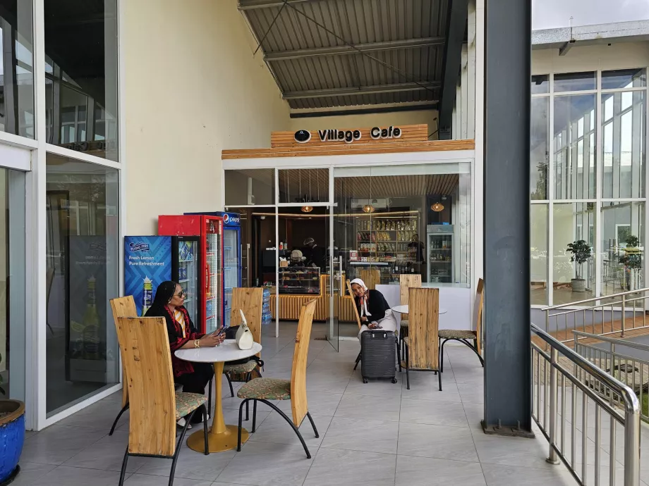 Café in der Ankunftshalle