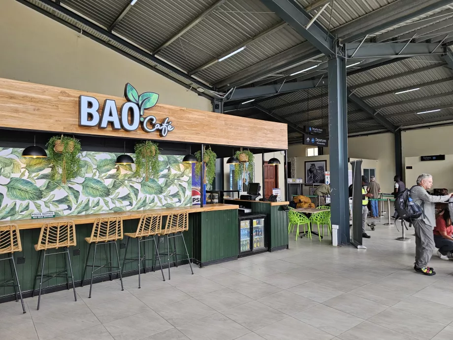 Café im öffentlichen Bereich der Abflughalle