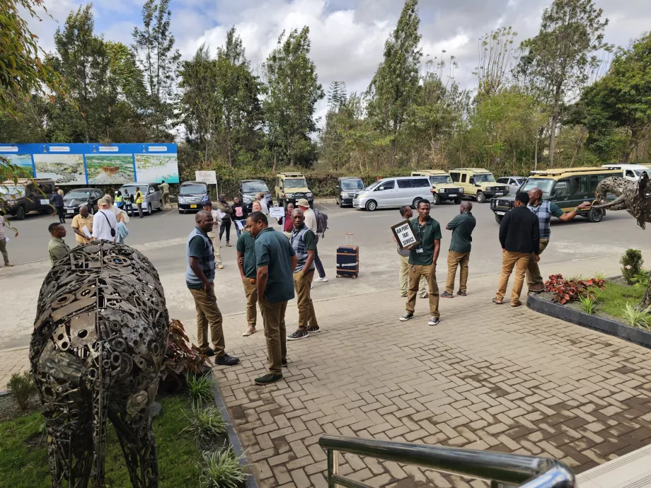 Taxifahrer vor der Ankunftshalle