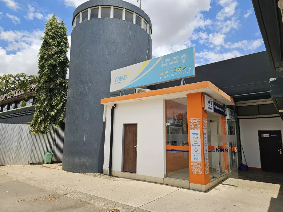 Geldautomaten vor der Ankunftshalle