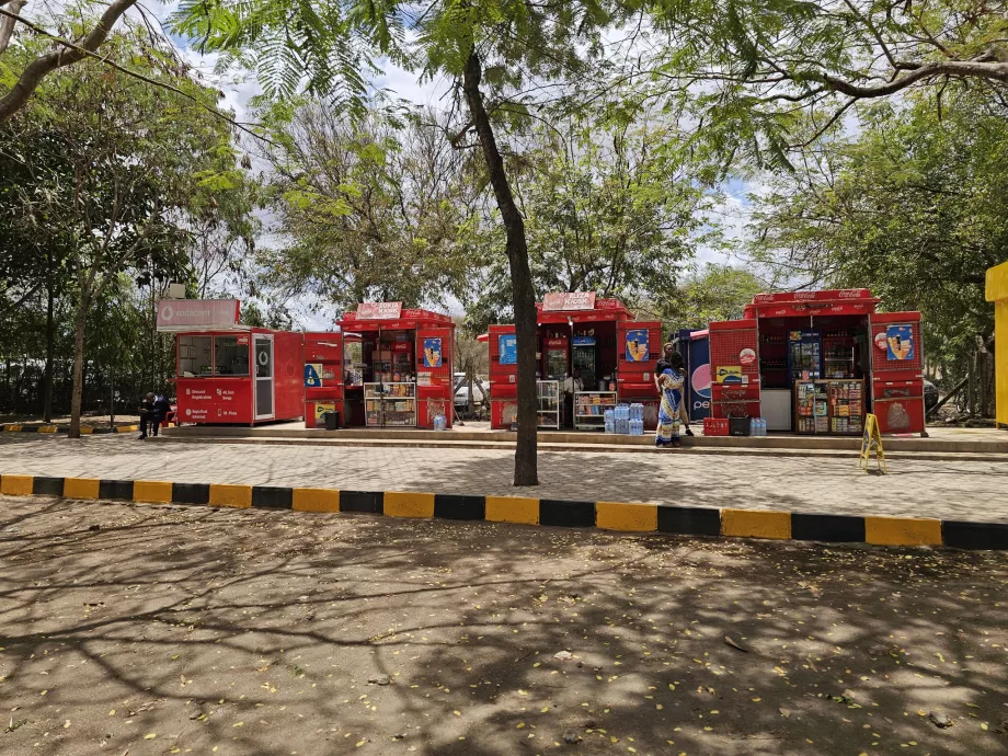 Erfrischungsstände vor der Ankunftshalle