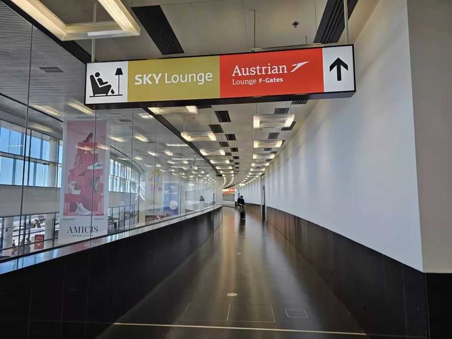 Lounges an den Abflug-Gates F